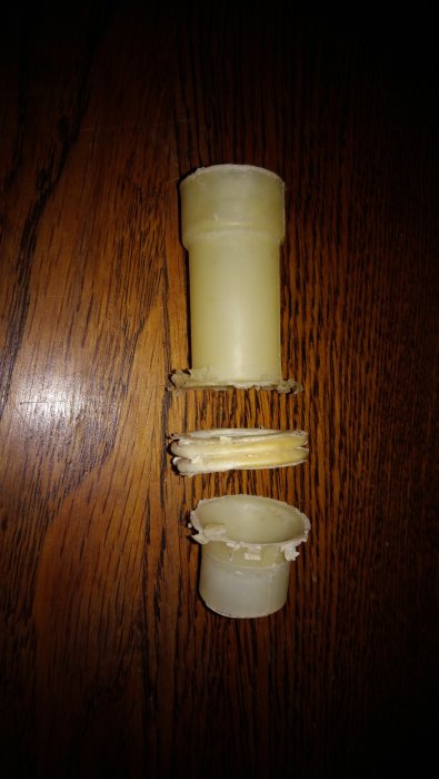 Trasigt plaströr från Elektrohelios DV 450 diskmaskin, brustet som ledde vatten till spolarmen.