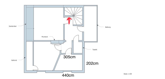 Ritning av rum med måttangivelser, pil som markerar takhöjd längst in och balkong, toalett, garderober noterade.