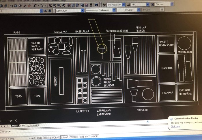 CAD-ritning som visar planerad layout för badrumskommod med lådor och fack för kosmetika.