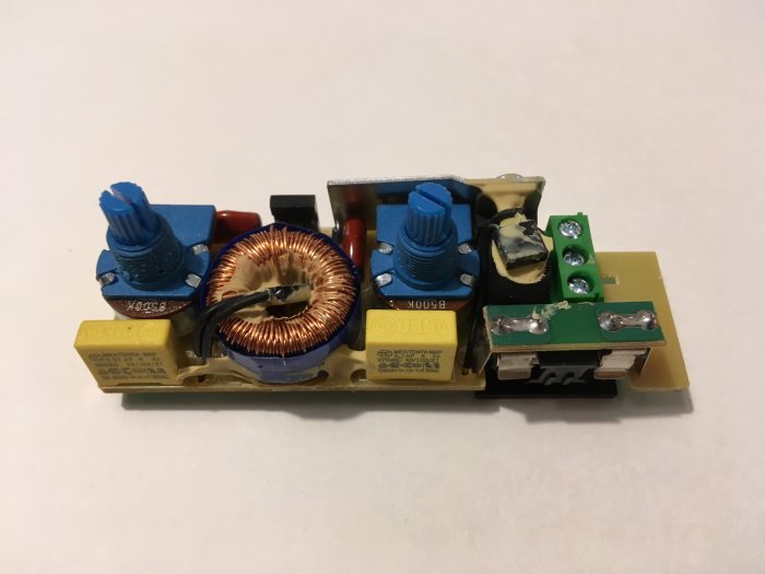 Trasigt dimmerkort med komponenter och spindelcoils till en golvlampa, märkt BSY-740.