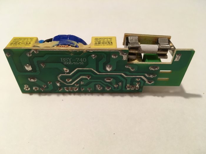 Golvlampans trasiga dimmer kretskort märkt med BSY-740 på en vit bakgrund.