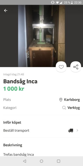 En begagnad Inca bandsåg till salu står på en träbänk med omgivande mörka träytor.