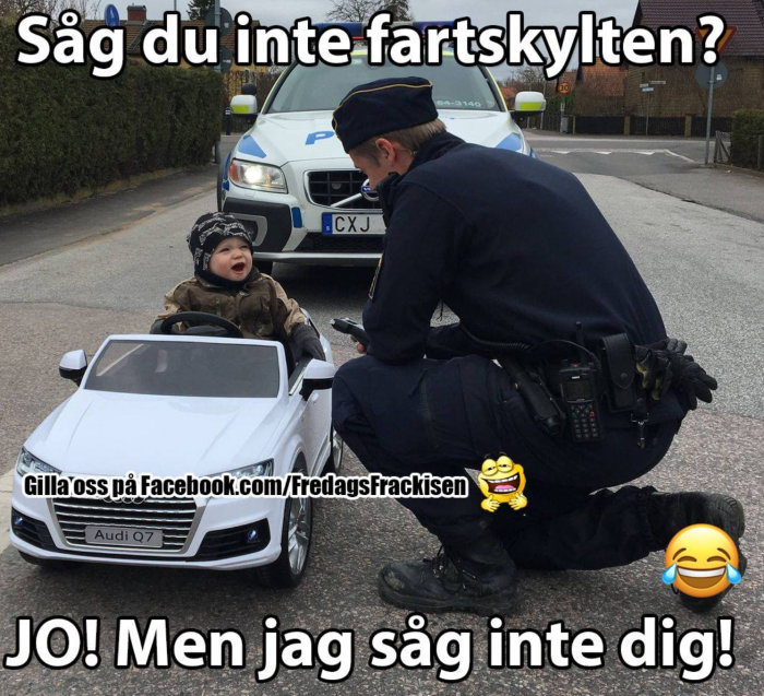 Barn i leksaksbil pratar med polis, humoristisk text om att inte se fartskylten, polisbil i bakgrunden.