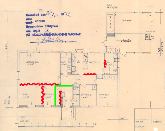 Ritning av ett hus från 1973 som visar planlösningen med markerade väggar, rött för väggar som ska rivas och grönt för nya väggar.