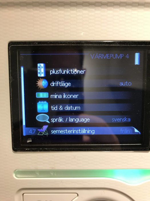 Digital display på en värmepump med en meny för inställningar som driftläge och språk.