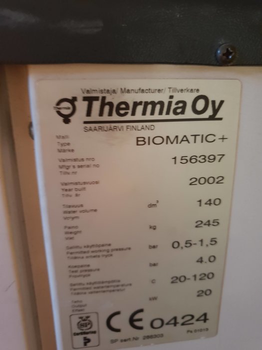 Typskylt på en Thermia Biomatic+ pelletspanna med tekniska specifikationer.