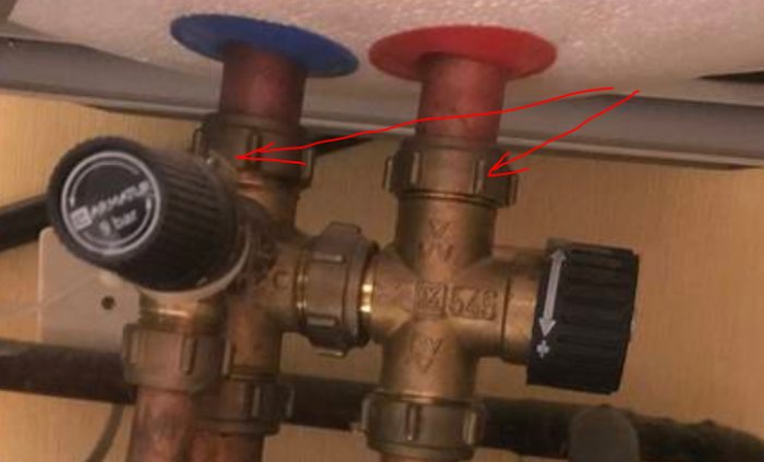 VVS-installation med kopparledningar och ventiler, markerade för demontering.