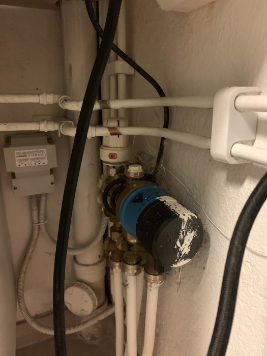 Rör och en värmepump i ett gammalt värmeinstallationssystem.