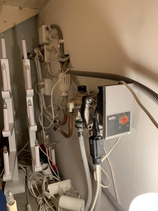 Område med vattenburna radiatorer och reglerutrustning, inklusive Wilo-cirkulationspump.