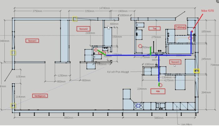 Ritning av ett hus med markerade ventilationskanaler och mått, blåa linjer för 125mm kanaler och gröna för övergångar till 100mm.