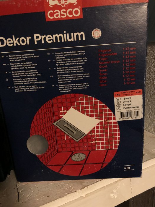 Förpackning av Casco Dekor Premium ljusgrå fogbruk mot vit bakgrund.