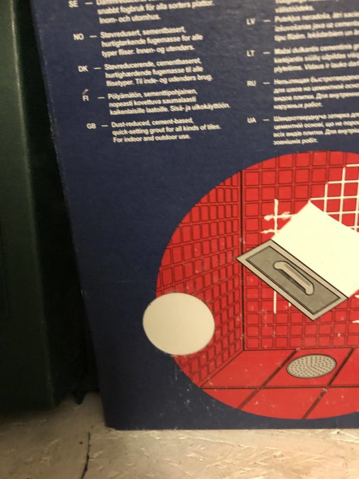 Närbild på en Casco Dekor Premium Ljusgrå fogförpackning med produktinformation på olika språk.