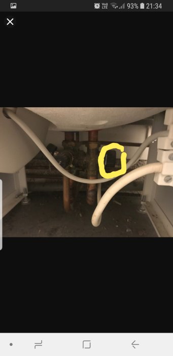 Blandningsventil markerad med gult för temperaturreglering av vatten under handfat.