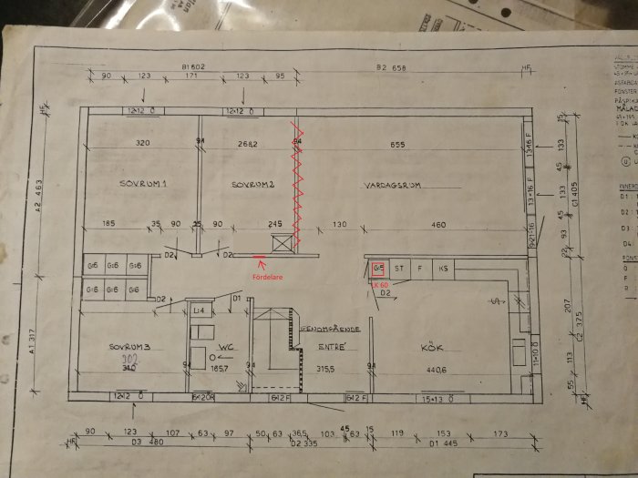 Arkitektritning av en källarvåning med markerad plats för fördelare och anteckningar om framtida renovering.