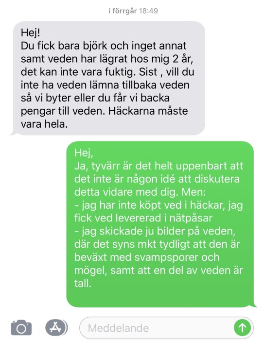 Skärmavbild av SMS-konversation mellan kund och säljare om missnöje med levererad ved.