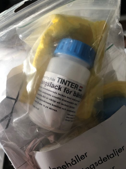 Tätningslack för bänkskivor i plastpåse med bruksanvisning synlig underifrån.