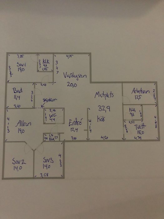 Handritad skiss av en bostadsplanlösning med rum och mått angivna.
