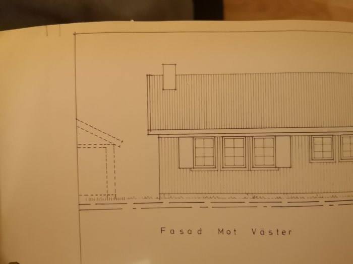 Ritning av husfasad med brant tak och förslag på ombyggt dubbelgarage med plant tak.