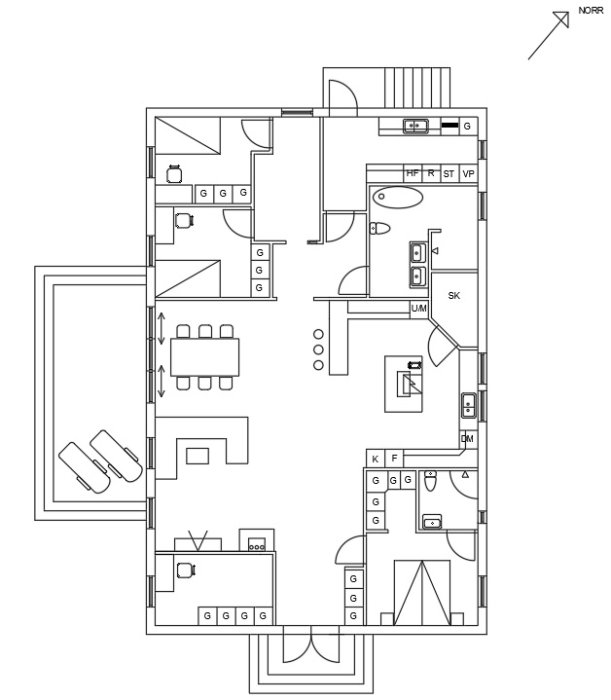 Planritning av en ny husplanlösning placerad på en tomt, inkluderar rumsuppdelning och möblering.