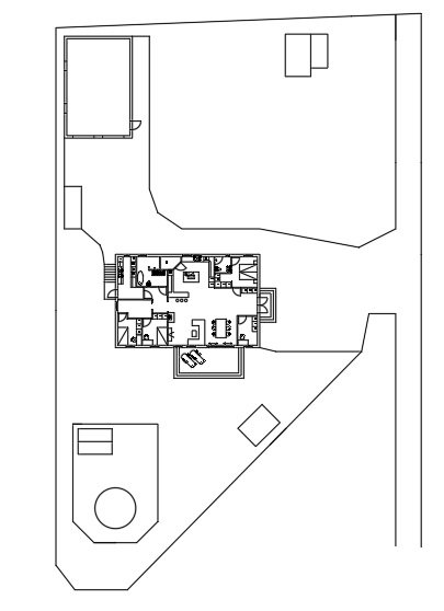 Planlösning av ett hus placerat på en tomt markerad med linjer, inklusive entré och garageplacering.