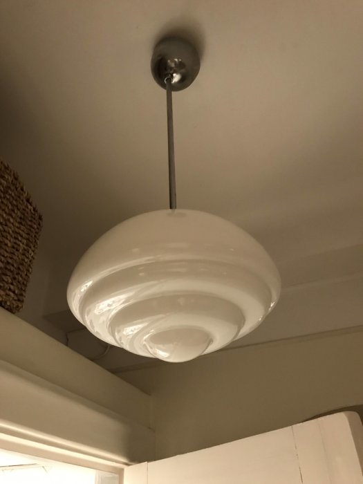Vitt takmonterat lamparmatur med glasskärm och metallfäste.