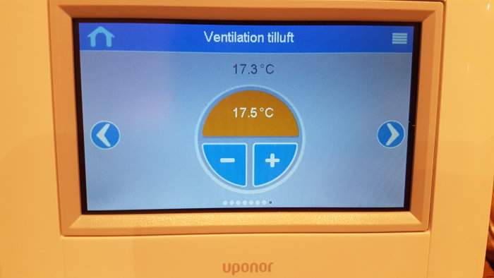 Digital termostat visar 17.5°C för ventilationstilluft med temperaturjusteringsknappar.