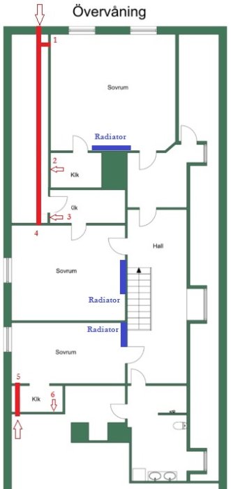 Planritning över en övervåning med markerade positioner för radiatorer och fläktsystem för frånluft.