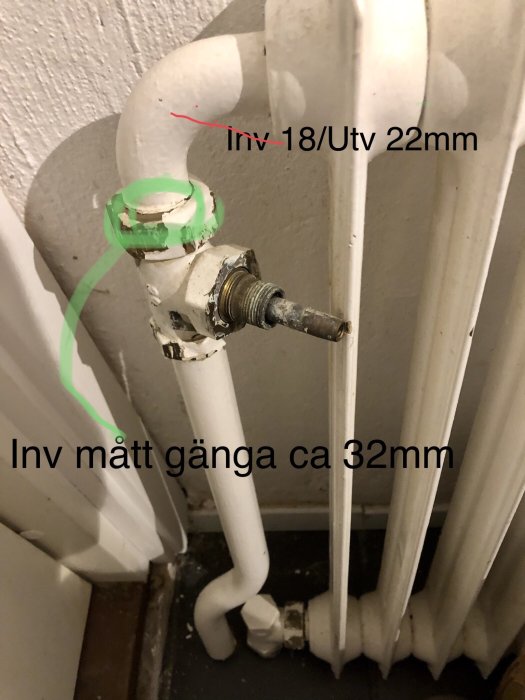 En radiator med måttangivelser: invändigt 18mm/utvändigt 22mm och en mätning på kona och mutter cirka 32mm.