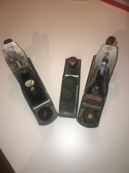 Tre handhyvlar på bord, inklusive en Stanley No 4, en Witte No 4 och en omarkerad mindre hyvel.