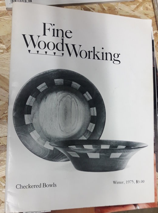 Första numret av Fine Woodworking-magasin från vintern 1975 med rutiga träskålar på omslaget.