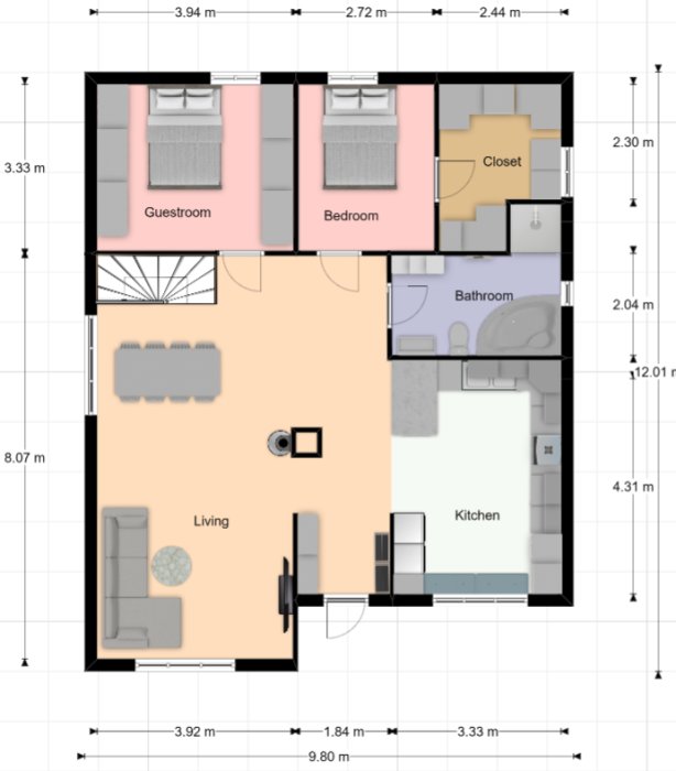 Planritning av ett våningsplan med möjliga layoutalternativ för hall och kök, inklusive möbler, badrum och trapphus.