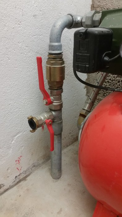 VVS-installation med backspolningsventil, huvudavstängning och backventil anslutna till en pump.