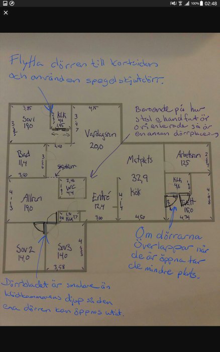 Handritad planlösning med anteckningar som föreslår att flytta en dörr och inkludera en spegelskåpsdörr för att spara utrymme.