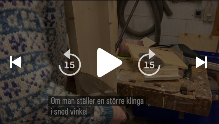 Skärmbild från TV-program visar en sågklinga vid en arbetsbänk med trästycken och en fräst stolpe i förgrunden.