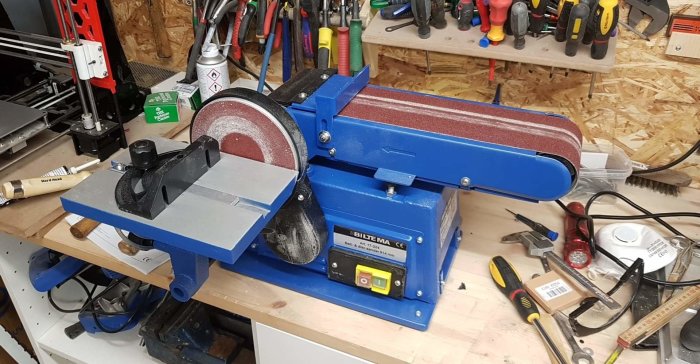 En ny bänkbandslip från Biltema på en arbetsbänk i ett verktygsfylld verkstad.