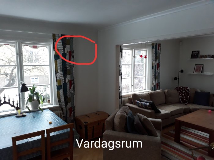 Vardagsrum med soffgrupp och matplats markerad med röd cirkel där tilluftsventil planeras.