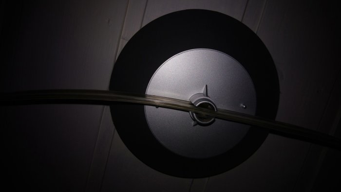 Spotlight på skena i taket som behöver demonteras, närbild från underifrån.