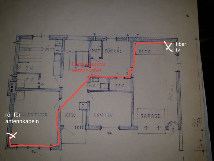 Handritad planlösning av hus med markerade kablar och anmärkningar för renoveringsplanering.