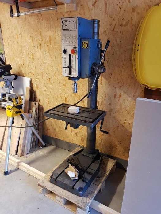 Begagnad blå Arboga A3008M borrmaskin från 1991 utan manual, placerad i en verkstadsbod.