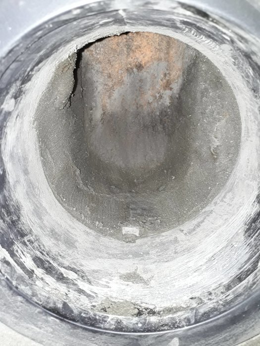 Bild av ett reparerat skorstenens rör med fyrkantigt rör och pålagt bruk.
