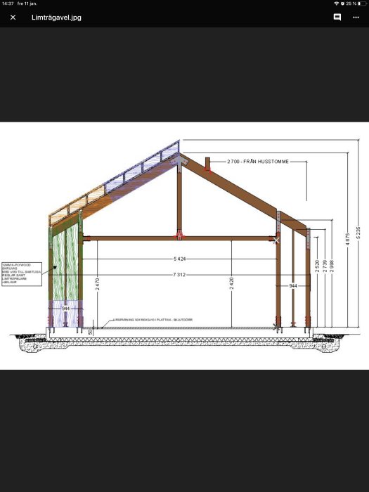 Ritning av en limträgavel med måttangivelser, beslag och föreslagen placering för k-plywood.