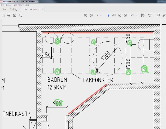 Översiktsritning av badrum med placering av inbyggda takspottar, avståndsmarkeringar och takfönster.