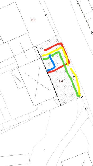 Situationsplan med markerade rutter och staket, röd linje visar nuvarande väg till garage, gul är staketet, blå föreslagen väg.