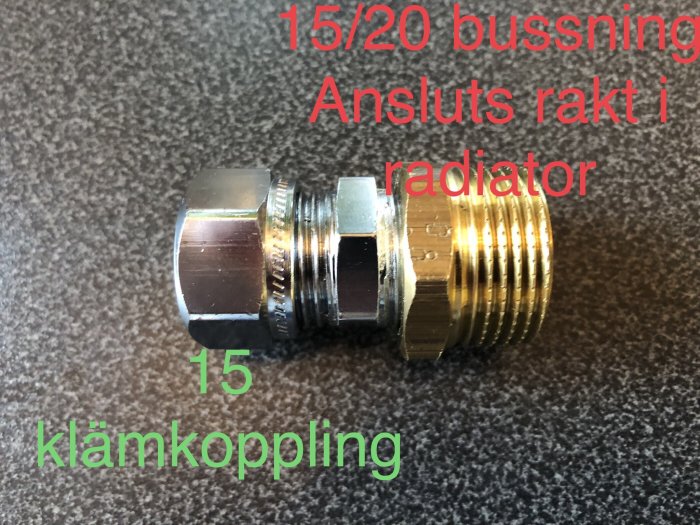 Kopplingsdetaljer för radiatorinstallation med en 15 mm klämkoppling och en 15/20 mm bussning, text beskriver montaget.