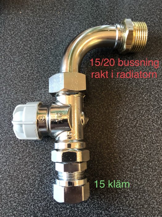 Röranslutning med 15/20 bussning och radiatorventil markerad för montering, text "15 kläm" synlig.