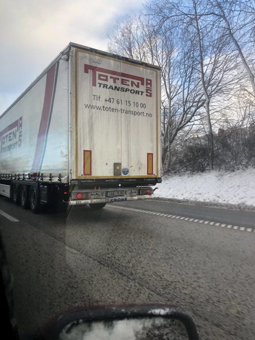 Lastbil med texten "TOTEN TRANSPORT" på sidan kör på vinterväg, registreringsland Estland.