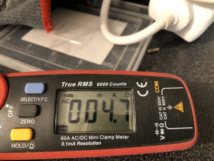 Mätare visar 4.7mA strömstyrka, används för att kontrollera mikrofon till övervakningskamera.