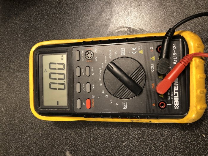 Multimeter visar 0.00 mA, används för att mäta ström till mikrofon för övervakningskamera.