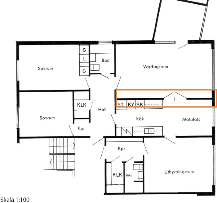 Pohjapiirustus asunnosta, jossa näkyy oranssilla korostettu seinä keittiön ja olohuoneen välillä. Rakennusajankohta 1962-1964.