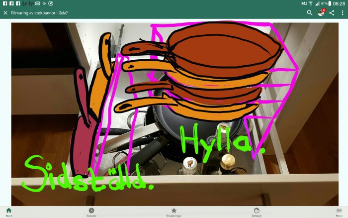 Kökslåda med ritade förslag på vertikal och horisontell förvaring av stekpannor, samt tillagda hyllplan.